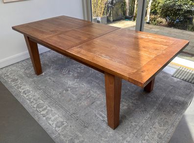Extendable oak table