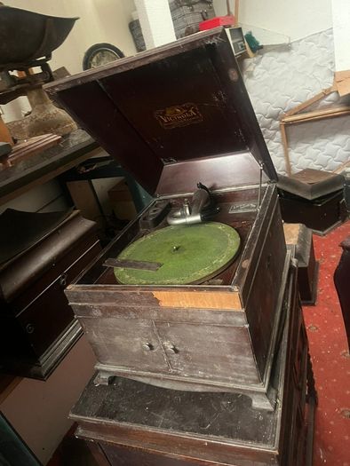Vintage Victorla VV-IX record player