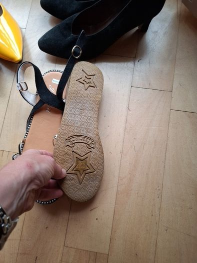 Sandles