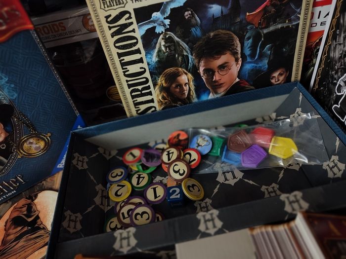 Pictopia ! Harry Potter Edition ! The Ultimate Picture-Trivia Family Game ! Includes Fantastic Books ! by Ravensburger !