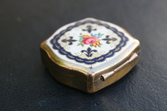 Vintage Stratton Pill Box  Pill Tongs Made In England 1,4"