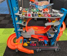 Hot Wheels City Ultimate Garage and 45 Hot Wheel cars