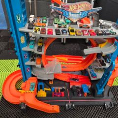 Hot Wheels City Ultimate Garage and 45 Hot Wheel cars