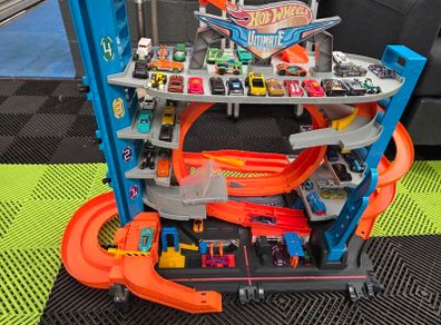Hot Wheels City Ultimate Garage and 45 Hot Wheel cars