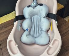 Baby bath with thermometer
