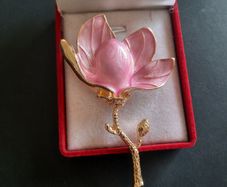 Elegant Pink Magnolia Flower Brooch - Gold Tone Enamel Floral Pin Badge - Botanical Theme Jewelry