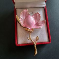 Elegant Pink Magnolia Flower Brooch - Gold Tone Enamel Floral Pin Badge - Botanical Theme Jewelry