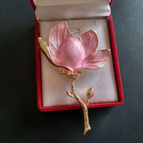 Elegant Pink Magnolia Flower Brooch - Gold Tone Enamel Floral Pin Badge - Botanical Theme Jewelry