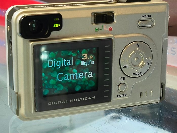 Vintage Digicam VuPoint 3.2 Mega Pixel Camera