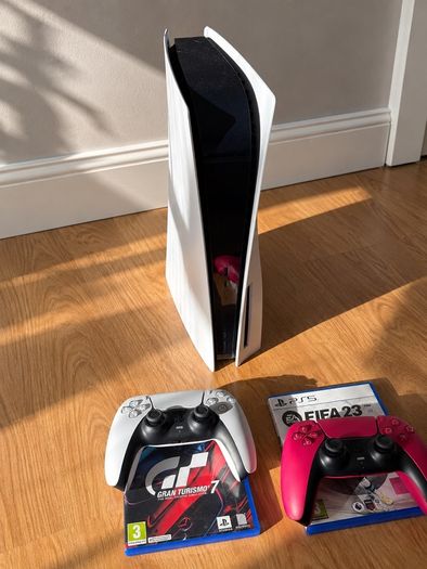 PS5 Disc Edition 825GB + 2 Controllers + Gran Turismo 7 + FIFA 23