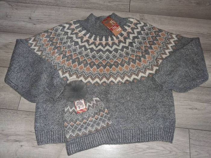 x2 Bundle - Brand New Primark Family Jumper - Size - XL - RRP - 16.00 & Brand New Tossle Hat - One Size - RRP - 5.00 = 21.00