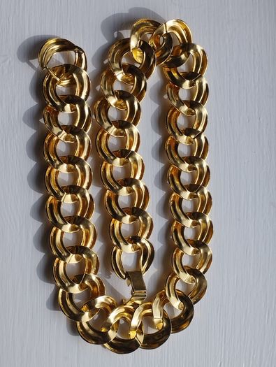 A striking and stylish vintage gold-tone necklace.