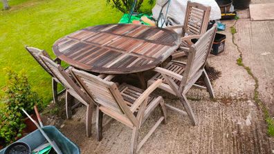 Adjustable size solid garden table and chairs (5)