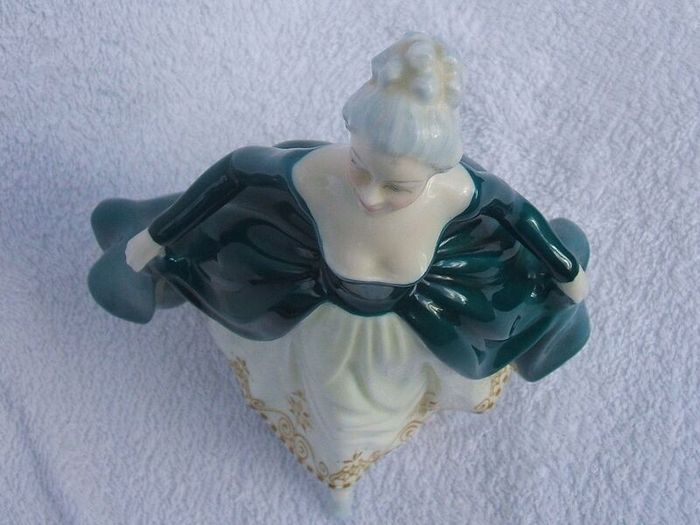 REGAL LADY (Royal Doulton HN 2709) - a finely produced figurine (1970's / 1980's). 7 5/8" (193mm) height.