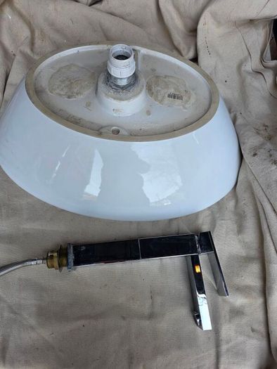 Countertop basin with countertop mounted tap