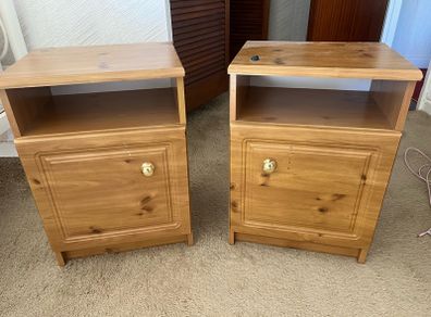 2 Bedside lockers