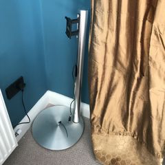 B&O. Stand.