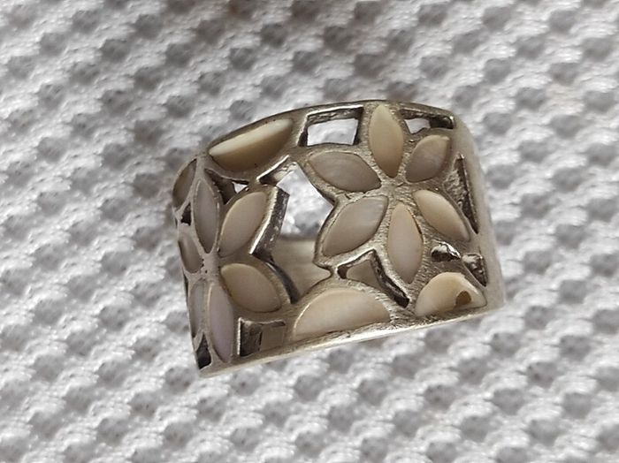 Sterling silver mother of pearl ring