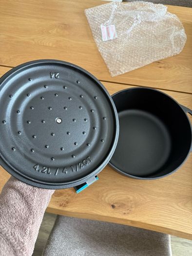 Brand new Vivo by Villeroy and Boch Group Cast Iron Casserole Dish with Self-Basting Pan Lid