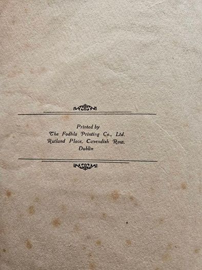 The Minstrel Of Eirinn. Rare Selection Of National Poetry Arranged With Notes By Terence O'hanlon. Forward By Father Pat Walsh. 1930 Large Volume Paperback In Poor Condition.  See Photos For Same.