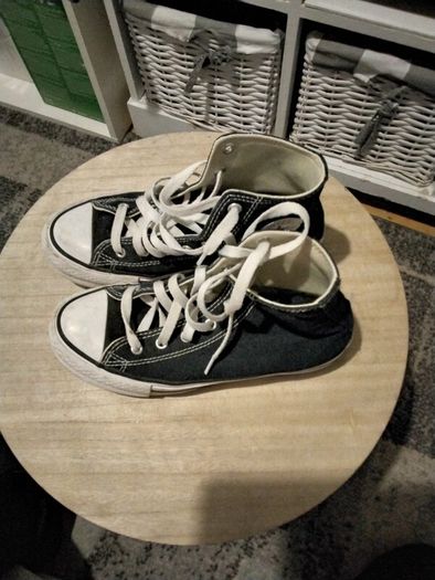 trainers converse with box