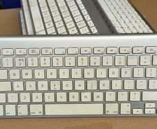 Apple Wireless Keyboard A1255 / A1314 Bluetooth Aluminum Mac iPad 3 AA Battery/ Used