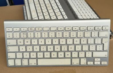 Apple Wireless Keyboard A1255 / A1314 Bluetooth Aluminum Mac iPad 3 AA Battery/ Used