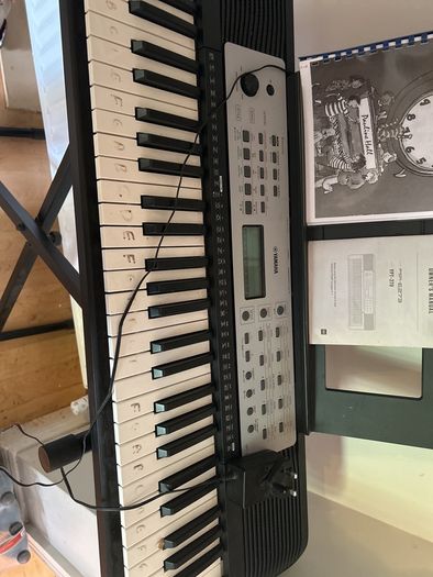 Keyboard Yamaha with stand