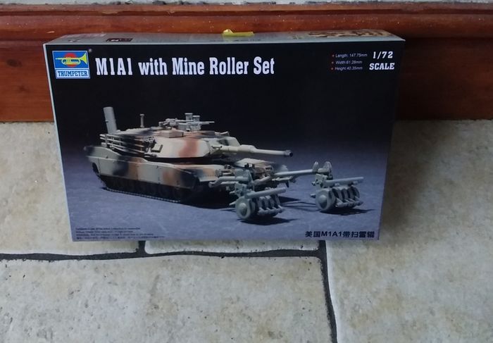 Trumpeter : M1A1 With Mine Roller Set : 1:72 Scale - 2009