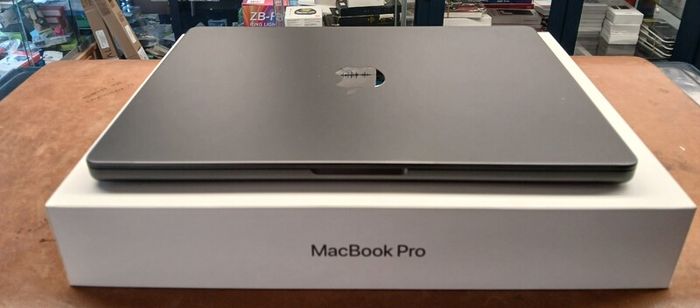 MacBook Pro 17,2/ M5 (10-CPU 10-GPU) /16GB Ram/512GB SSD/14  Battery health :100%