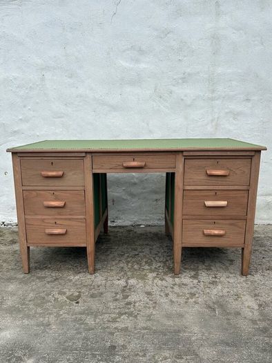 Pedestal desk