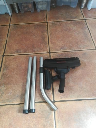 Vacuum cleaner pipe and brush set.