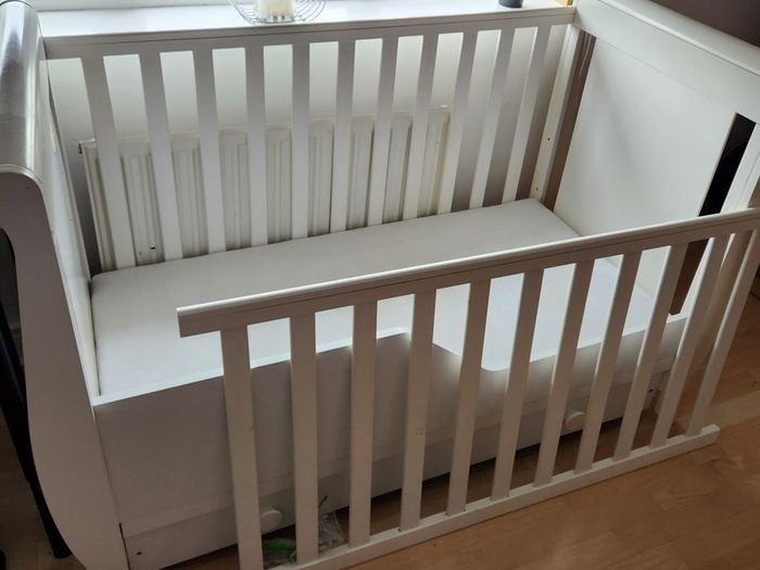 Baby cot bed