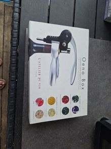 A lovely presentation box with lever corkscrew & primary wine aromas