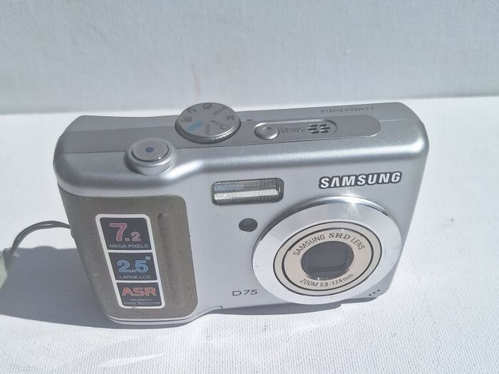 Samsung D75 Digital Camera