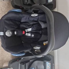 1 Maxi Cosi Cabriofix car seat and 2 bases