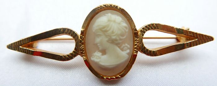 Vintage Exquisite English Cameo on a bar pin