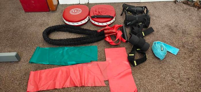 Fitness & Training Gear (TRX, Suspension Trainers, Parachutes, Bands, Mitts) Job Lot