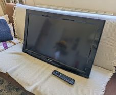 Panasonic Viera 32' TV with remote and wall mount
