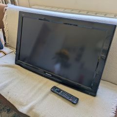 Panasonic Viera 32' TV with remote and wall mount