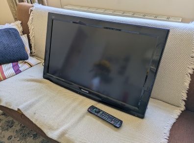 Panasonic Viera 32' TV with remote and wall mount