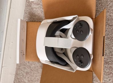 VR Headset - Meta Quest 3s 128GB - Like New