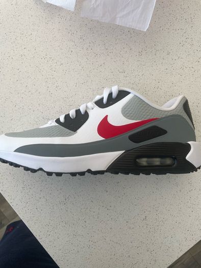 Spikeless golf shoes