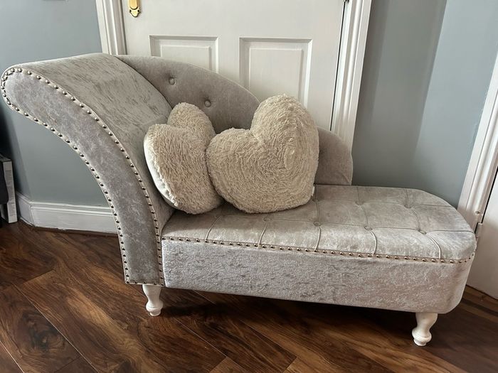 Lovers seat plus 2 heart pillows