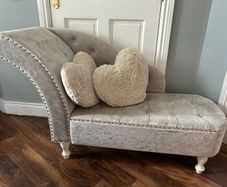 Lovers seat plus 2 heart pillows