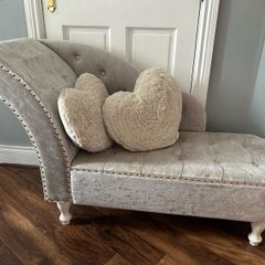 Lovers seat plus 2 heart pillows