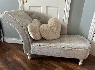 Lovers seat plus 2 heart pillows