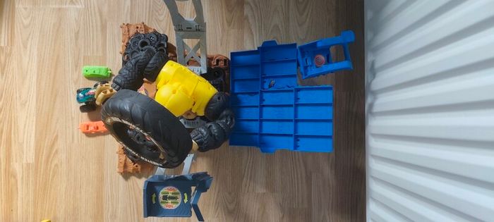 Hot Wheels Mega Wrex Vs Crushzilla Takedown