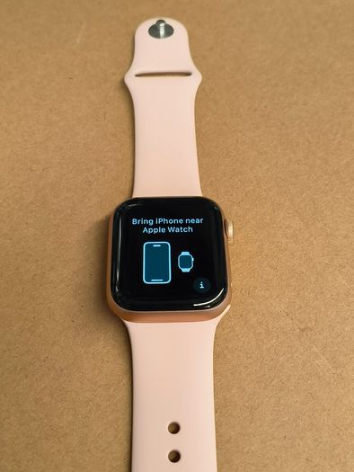 Apple Watch SE GPS - 40mm Gold Aluminium Case with Pink Sand Sport Band, Little Use/ Excellent