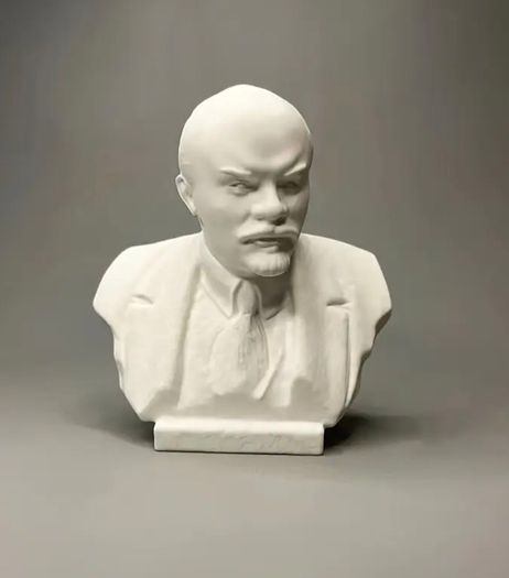 Bust of lenin.